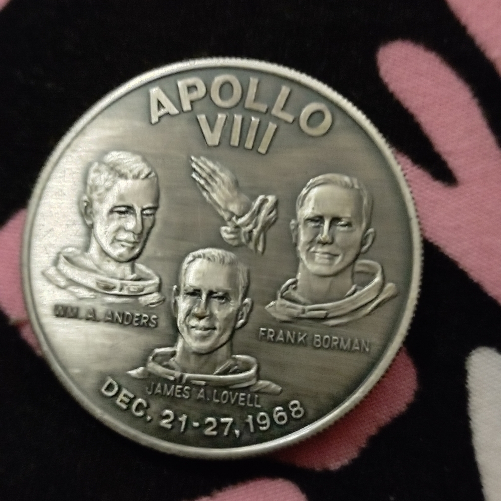 apollo 8 official coin , good condition